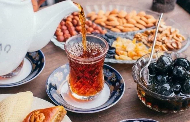 Hər gün qaşıq- qaşıq yeyirik -
