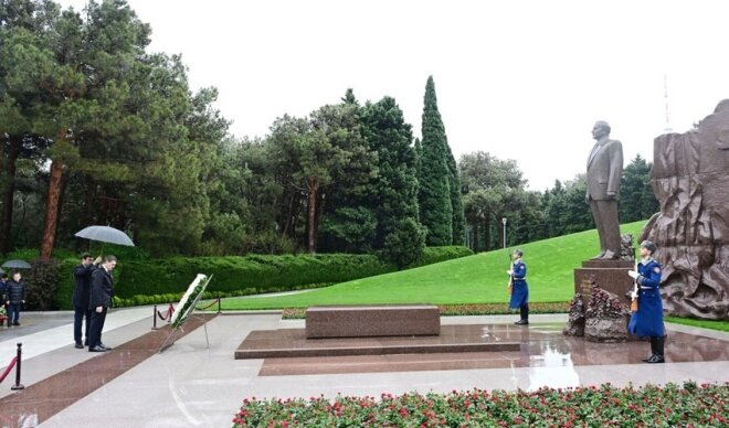 Gürcüstan Prezidenti Fəxri və Şəhidlər xiyabanlarını ziyarət edib