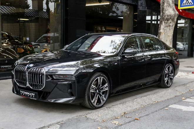 “Azərdövlətlayihə”nin direktoru Müsədin Namazov son model BMW alır