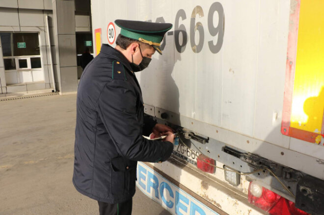 Gömrük Postunda gecə saatlarına qədər işdə saxlayırlar