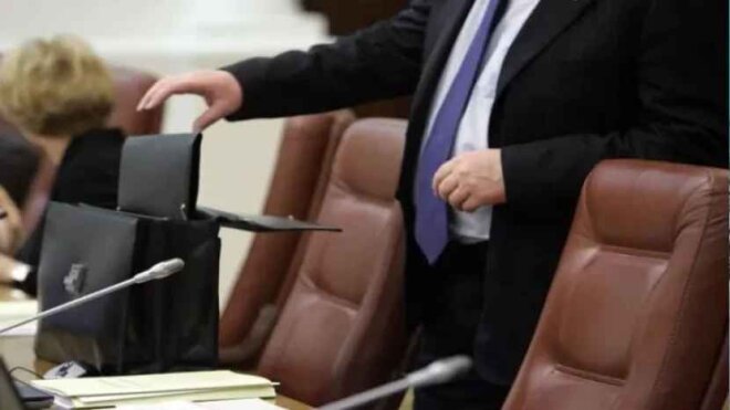 Vəzifəli şəxs evinin həyətində ölü TAPILDI -