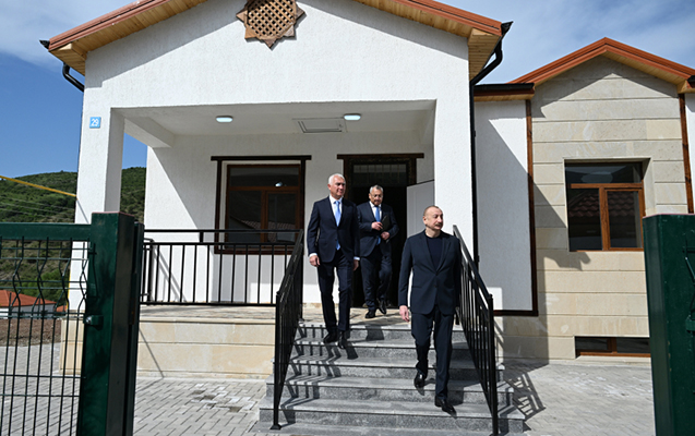 Prezident Bəylik kəndinin açılışında -