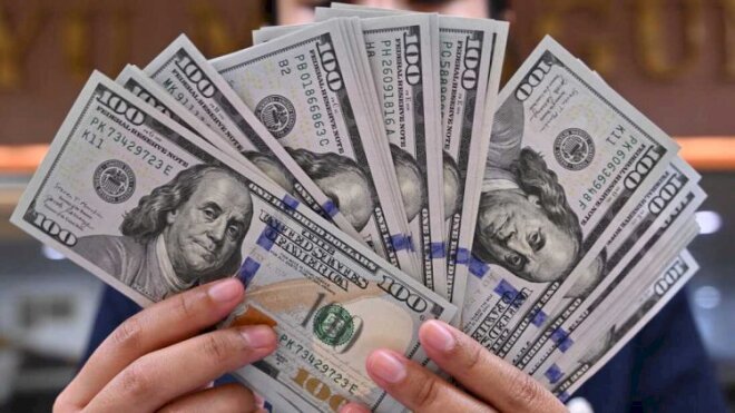 Əhali kütləvi şəkildə dollar almağa başladı: