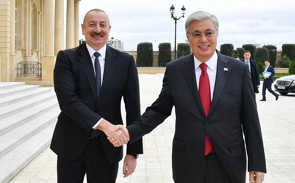 Əliyevlə Tokayev bir-birini təbrik etdi