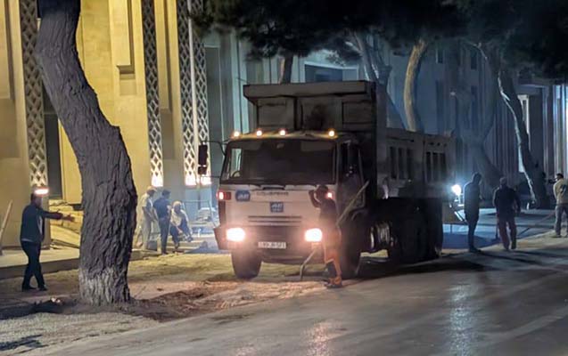 Gecə ilə səkini tutub, ağacların dibini asfaltlayaraq parkinq etdilər -
