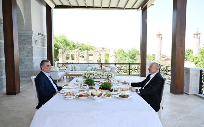İlham Əliyev və Qurbanqulu Berdiməhəmmədov Şuşada nahar edib