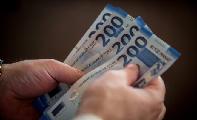 Məşhur prokurorun oğlu camaata pul atıb… -