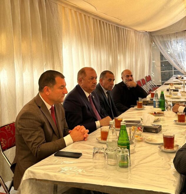 Əziz Əzizov Azərbaycanın Milli Qəhrəmanı Namiq Allahverdiyevin qardaşının vəfatı ilə əlaqədar ailəsini ziyarət edib