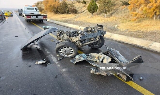 İki maşın toqquşdu, biri parçalandı -
