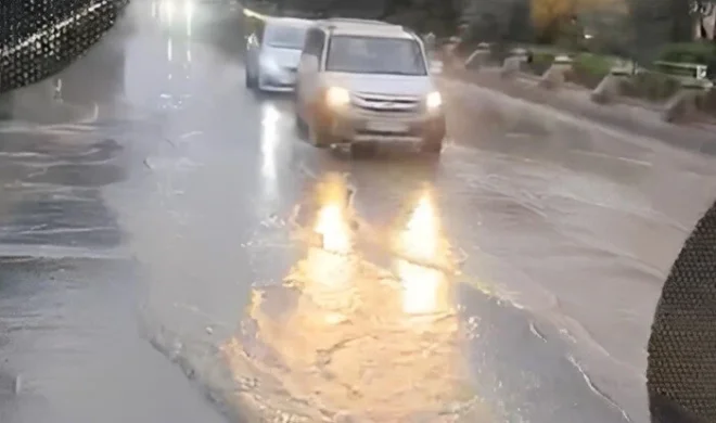 Bu prospektdə yolu su basdı, hərəkət çətinləşdi -