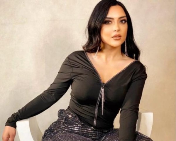 Vəfa Şərifova: "Həyat yoldaşlarını yanlarında maket kimi gəzdirirlər" -