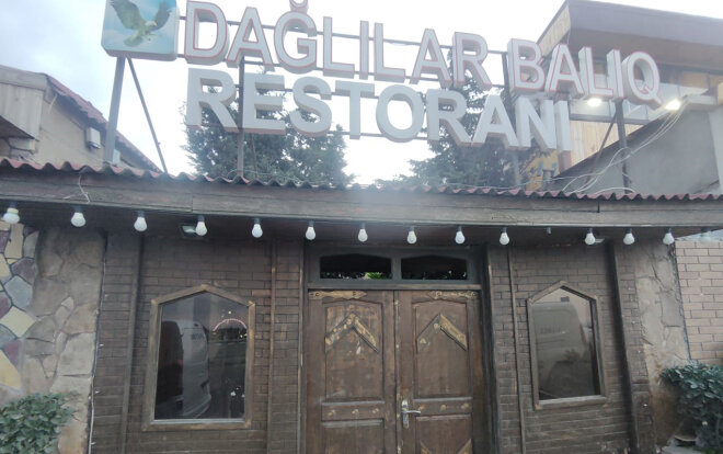 Bu restoranda qida məhsulları döşəmənin üzərində saxlanılırmış... -