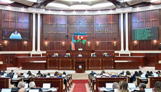 Milli Məclis Xocalı soyqırımı qurbanlarını sükutla yad etdi