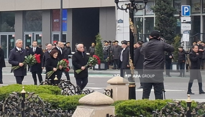 Rəsmilər "Ana harayı" abidəsini ziyarət etdilər -