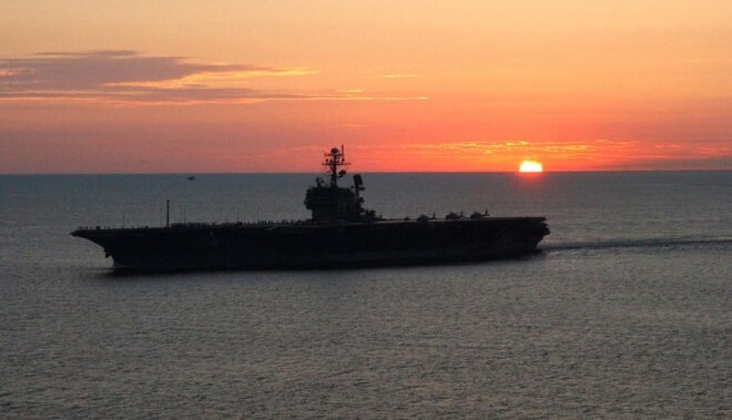 Sakit okeanda gəmi vuruldu: