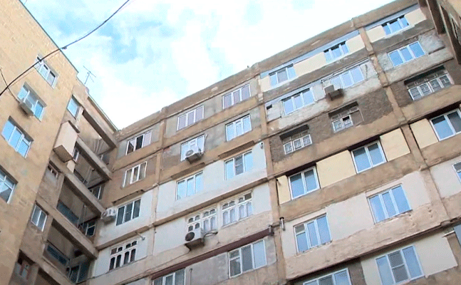 Bakıda qadın 9-cu mərtəbədən yıxılıb öldü