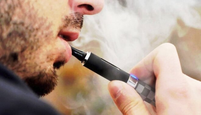 Küçədə elektron siqaret çəkənlər cərimələnəcək -