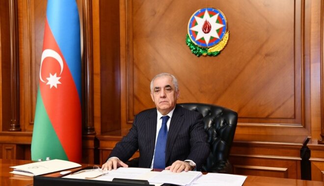 Baş nazir parlamentə gəlib