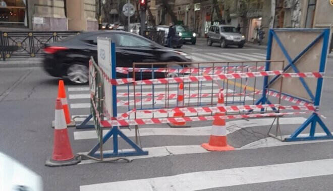 Paytaxtın mərkəzində yol çökdü -