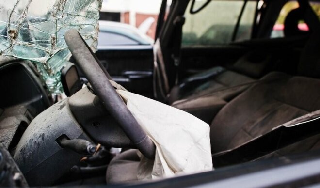 Maşın ağaca çırpıldı: