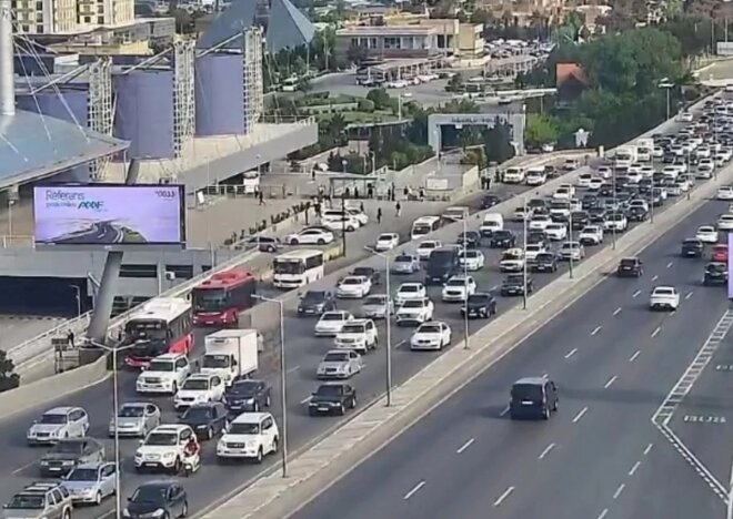 Bakının bir sıra yollarında tıxac yaranıb